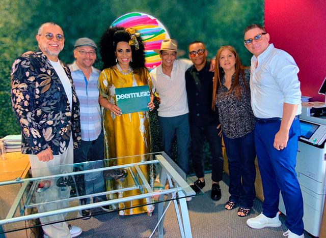 Aymee Nuviola firma contrato con Peer Music